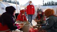 Azerbaijani, Somalian, Yemeni students work for Turkish Red Crescent in quake-hit Izmir province