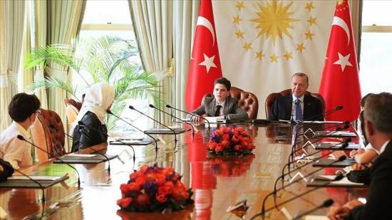 Turkish president symbolically gives up seat to student for Children&#039;s Day