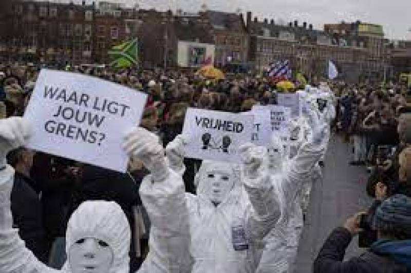 Large crowds gather to oppose Dutch virus measures despite ban