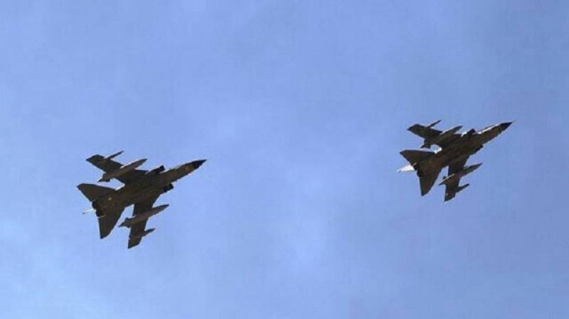 Two pilots injured as fighter jet crashes in central Iran